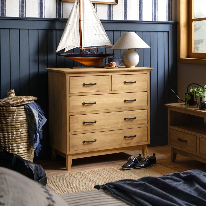 Biała komoda drewniana SKN 05