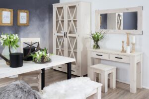 witryna sosnowa w stylu włoskim do salonu