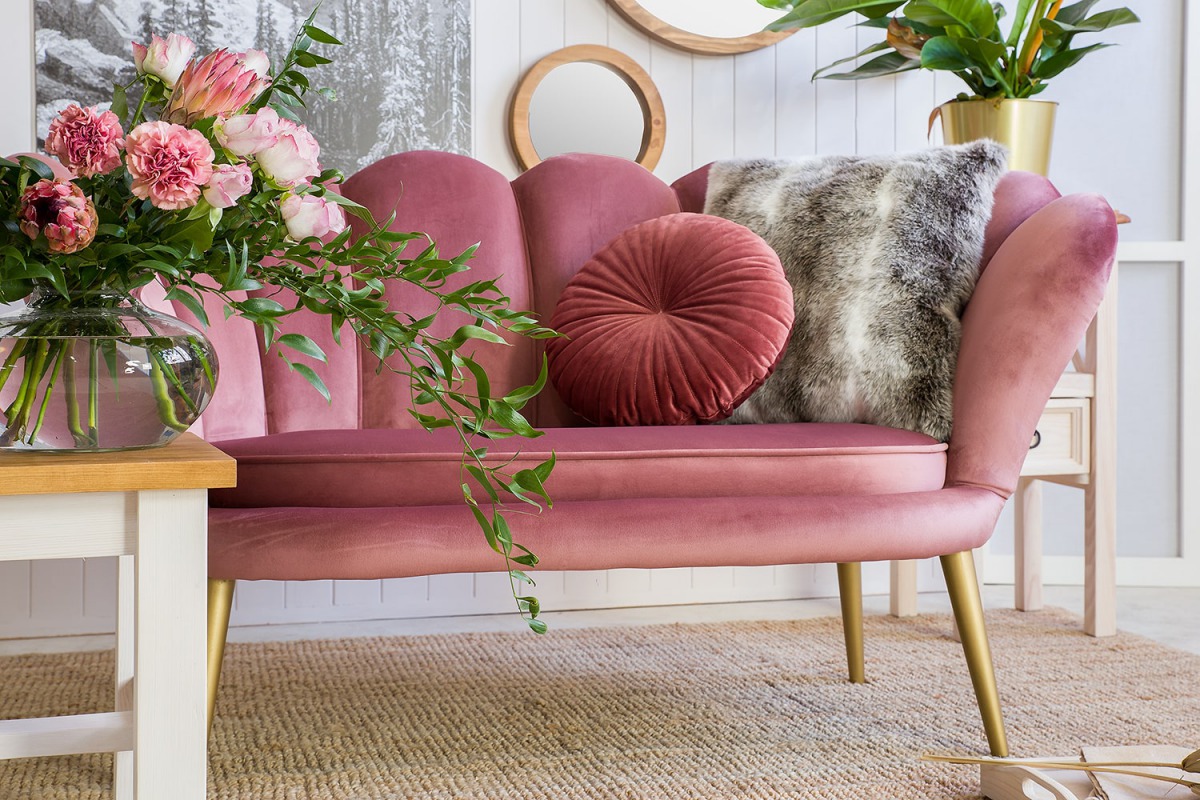 tapicerowana sofa do salonu glamour