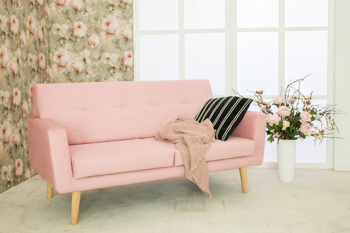 tapicerowana sofa różowa