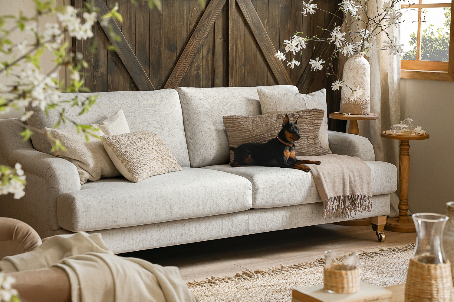 sofa z nóżkami i kółkami do salonu