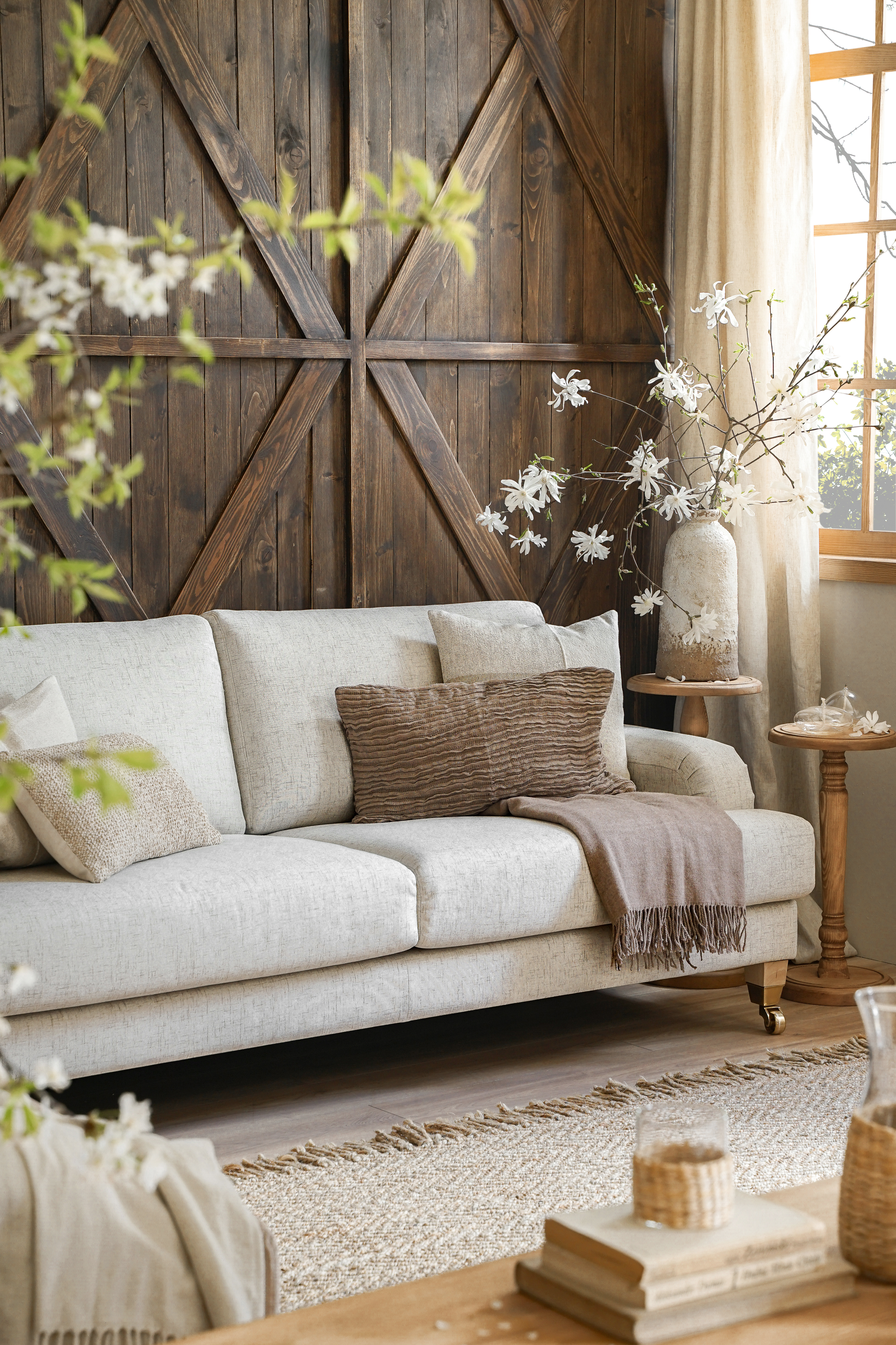 jasna sofa do domu na kółeczkach