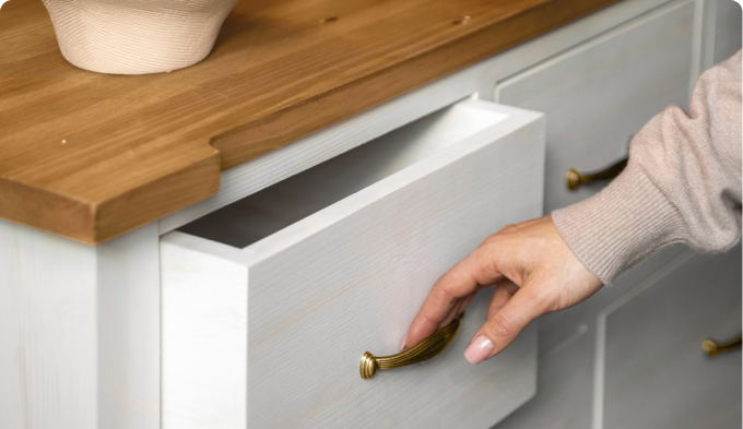 Przyjemny, naturalny zapach drewna  i wosku